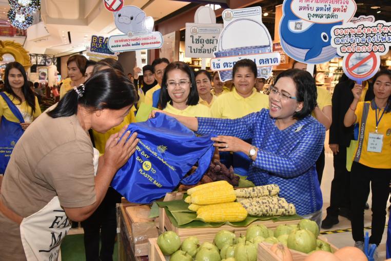 Ministry of Natural Resources and Environment is moving forward, providing cloth bags and public relations for reducing single-use plastic at Central Plaza Westgate.