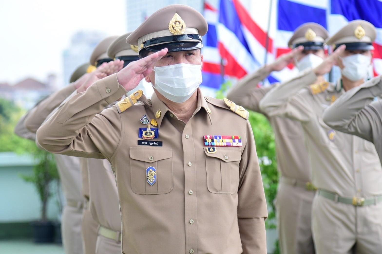 “ปลัดฯ จตุพร นำคณะผู้บริหารกระทรวงทรัพยากรฯ เข้าแถวเคารพธงชาติ เนื่องในวันพระราชทานธงชาติไทย 28 กันยายน ด้วยความภาคภูมิใจในความเป็นชาติ”